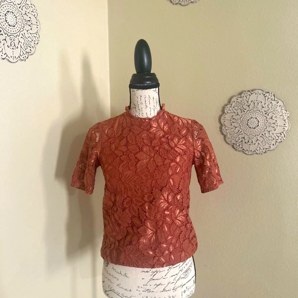 H&M floral blouse. It has a silky lining only worn once in excellent condition!